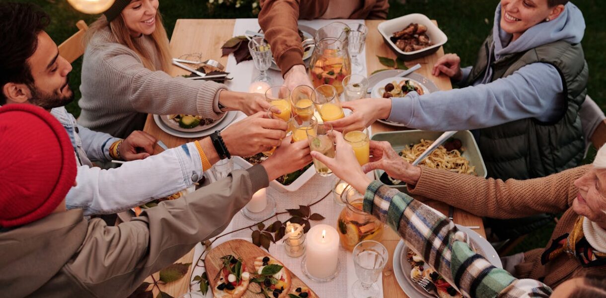 Groupe d'amis autours d'un repas