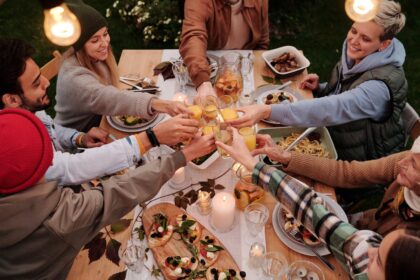 Groupe d'amis autours d'un repas